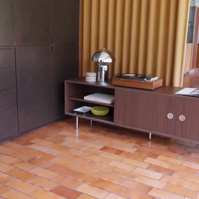 Meuble TV vintage décor bois et acier inoxydable 2 portes 180cm SHELBY noyer, SWEEEK
