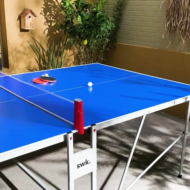 Table de ping pong extérieure pliante avec 4 raquettes et 6 balles TABLE DE PING PONG EXTÉRIEURE PLIANTE + RAQUETTES bleu, SWEEEK